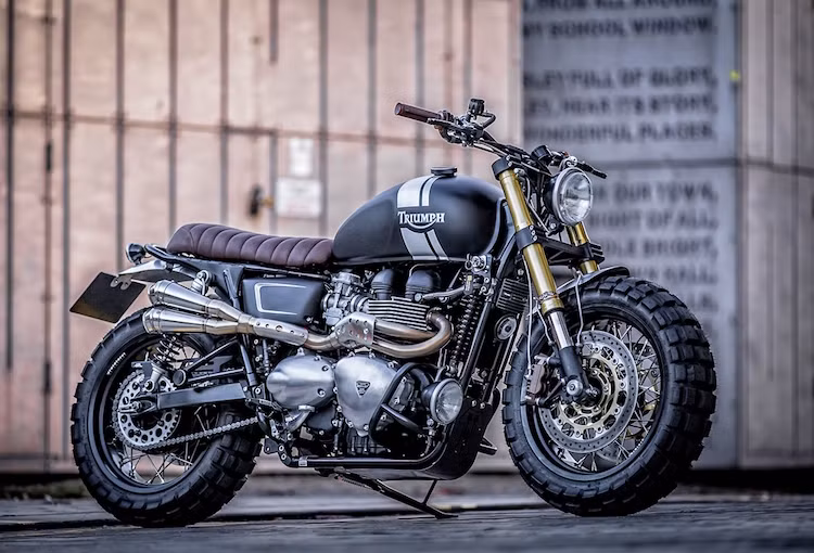 Những bản độ scrambler từ chiếc môtô hoài cổ Triumph Bonneville T100 trên Thế giới rất nhiều. Chính vì vậy để tạo sự khác biệt cho sản phẩm của mình, Shaun đã trang bị cho chiếc xe bộ "bánh béo" với kích thước cực lớn.