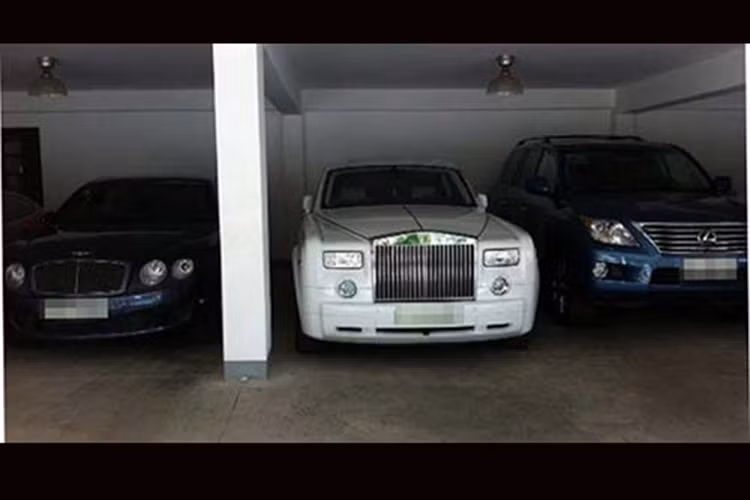 Cùng một chiếc Continental Flying Spur Speed màu xanh Navy, bên cạnh Rolls-Royce Phantom trắng và Lexus LX570 màu xanh.