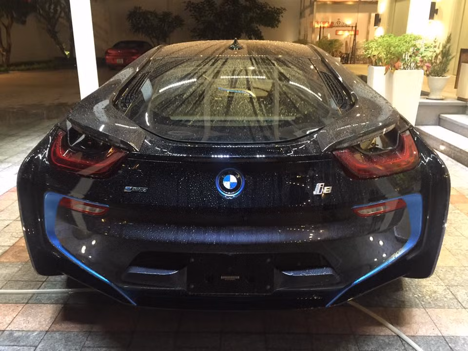i8 là một chiếc xe siêu nhẹ, được chế tạo gần như từ sợi carbon với trọng lượng 1458 kg. Thiết kế của xe cũng cực kỳ độc đáo và trông như thể mới bước ra từ các bộ phim khoa học viễn tưởng.