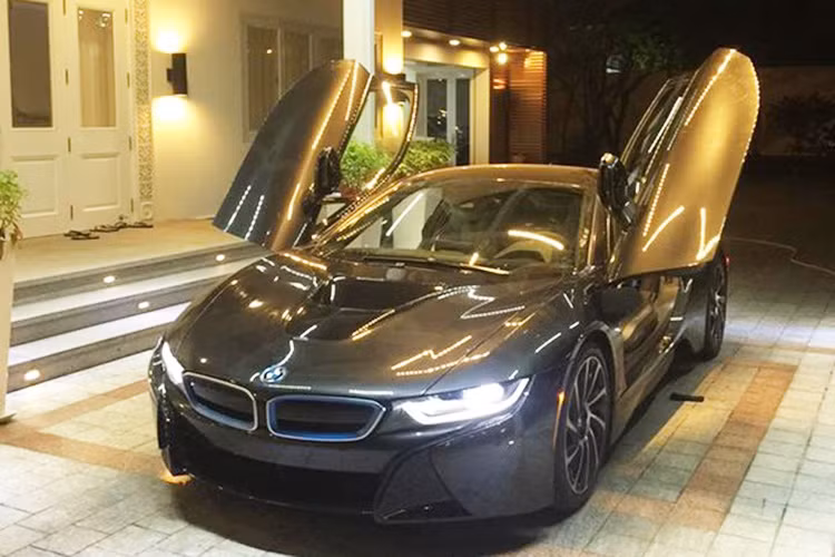 BMW i8 là mẫu siêu xe của tương lai, với động cơ 1.3l tăng áp 3 xi-lanh tăng áp 231 mã lực, cùng với mô-tơ điện 131 mã lực ở bánh trước.