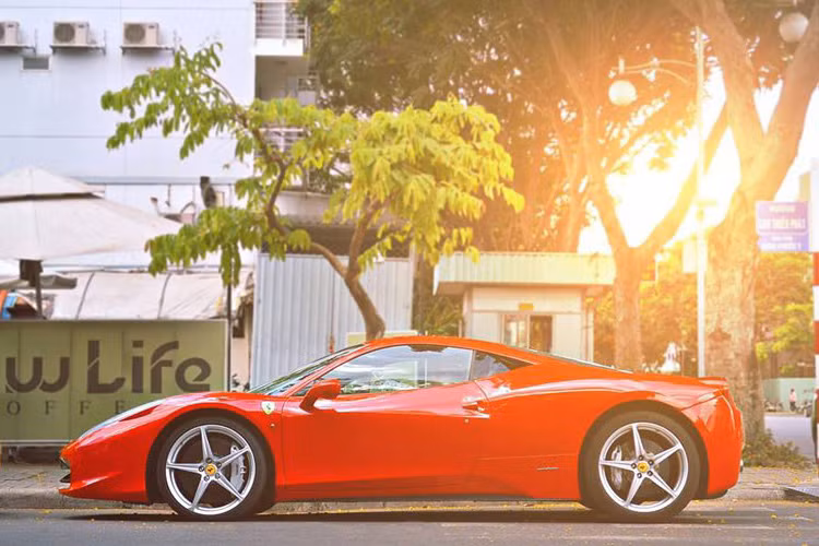 Mẫu siêu xe "khủng" thứ hai trong bộ sưu tập của anh là Ferrari 458 Italia.