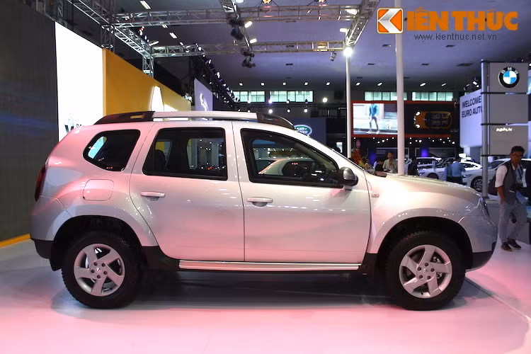 Duster có chiều dài 4,315 mét, rộng 2 mét và chiều dài cơ sở lên tới 2,637 mét. Với khoảng sáng gầm xe lên tới 21 cm và bộ lốp lớn, chiếc xe có được góc thoát trước/sau lần lượt là 30 và 35 độ.
