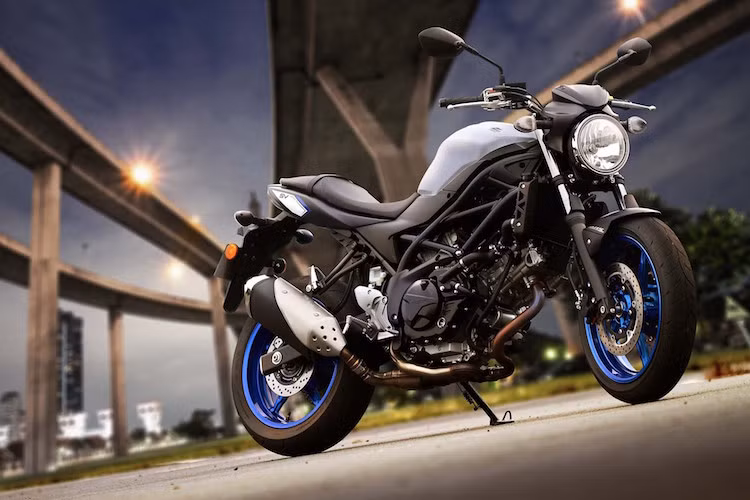 Giá của SV650 thế hệ mới hiện vẫn được giữ bí mật, nhưng Suzuki có cho biết rằng chiếc xe sẽ có mặt tại các showroom vào khoảng cuối xuân - đầu hè 2016.