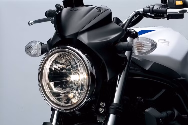 Từng được Suzuki thay thế bằng mẫu Gladius, tuy nhiên SV650 vẫn chiếm một vị trí đặc biệt trong lòng các "fan" hâm mộ trên toàn Thế giới. Chính vì vậy tại triển lãm EICMA năm nay, Suzuki đã giới thiệu thế hệ SV650 mới.