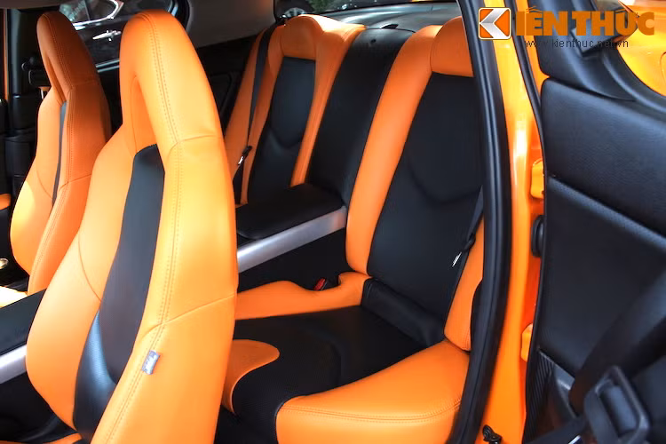 Là một mẫu xe thể thao, đương nhiên RX-8 cũng không có nhiều không gian dành cho băng ghế sau. Tuy nhiên nhờ có thiết kế cửa thông minh, các hành khách ngồi sau vẫn có thể dễ dàng ra vào xe hơn những chiếc coupe.
