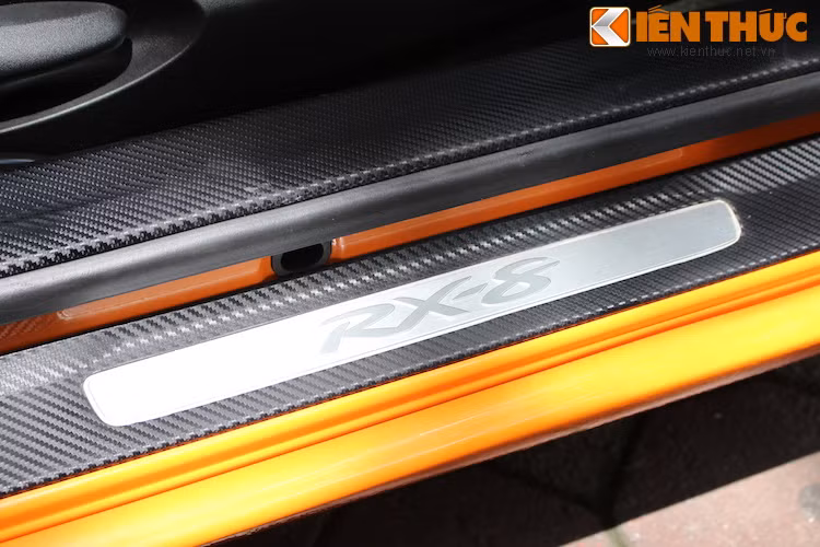 Bậc cửa có logo RX-8 như để khẳng định sự đặc biệt của mẫu xe này.