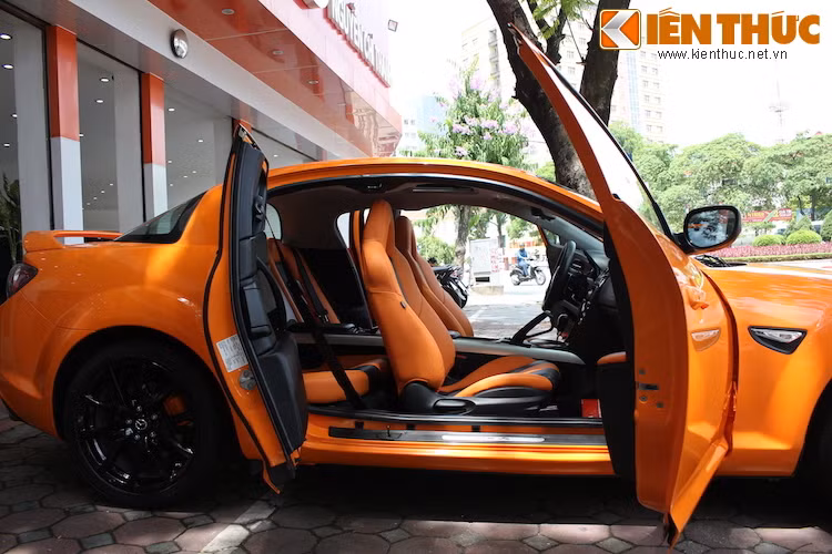 Nhờ thiết kế cửa độc đáo này, RX-8 tạo ra cảm giác về sự rộng rãi và giúp cho hành khách có thể dễ dàng ra vào xe.