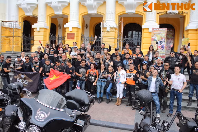Tuy nhiên trước khi xuất phát, tất cả đã nhanh chóng tụ tập lại để chụp những tấm hình "check in" trước Nhà Hát Lớn.