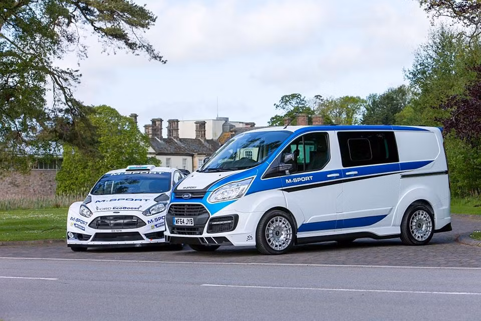 Transit M-Sport "so dáng" cùng Ford Fiesta WRC.