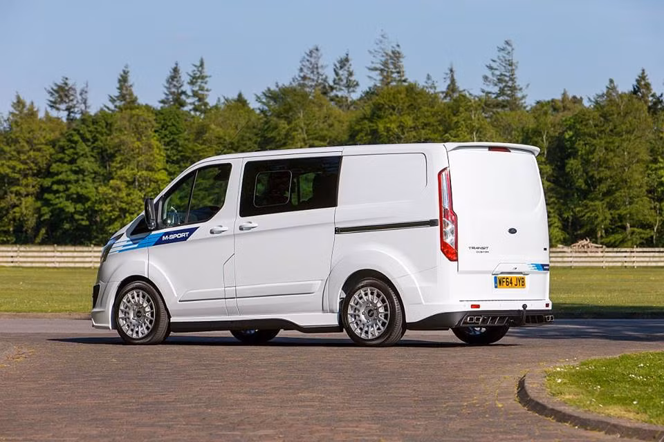 Ngay từ cái nhìn đầu tiên, Transit M-Sport đã gây ấn tượng bởi các hình trang trí thân xe mang "màu cờ sắc áo" của chiếc xe đua Fiesta WRC.