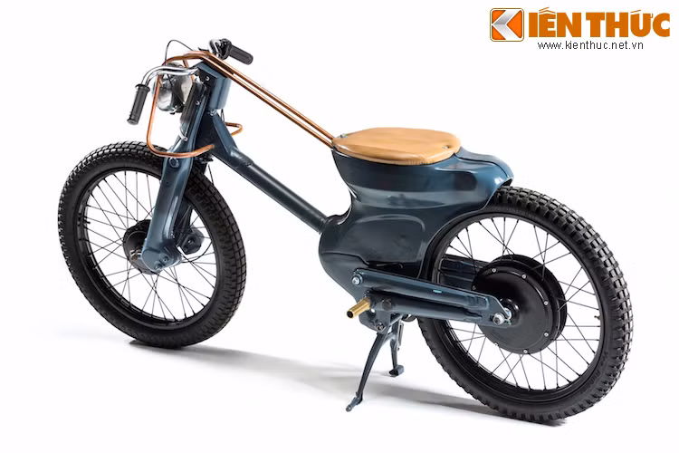 Nhờ có động cơ điện với mô-men xoắn tức thì, chiếc xe có khả năng tăng tốc ấn tượng hơn rất nhiều so với Cub 90 cc nguyên bản.