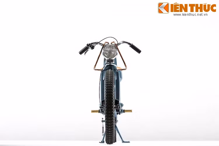 Joe đã chỉ giữ lại khung xe cùng giảm xóc giò gà trước, và bắt đầu "chế" ra Deus Electric từ đó.