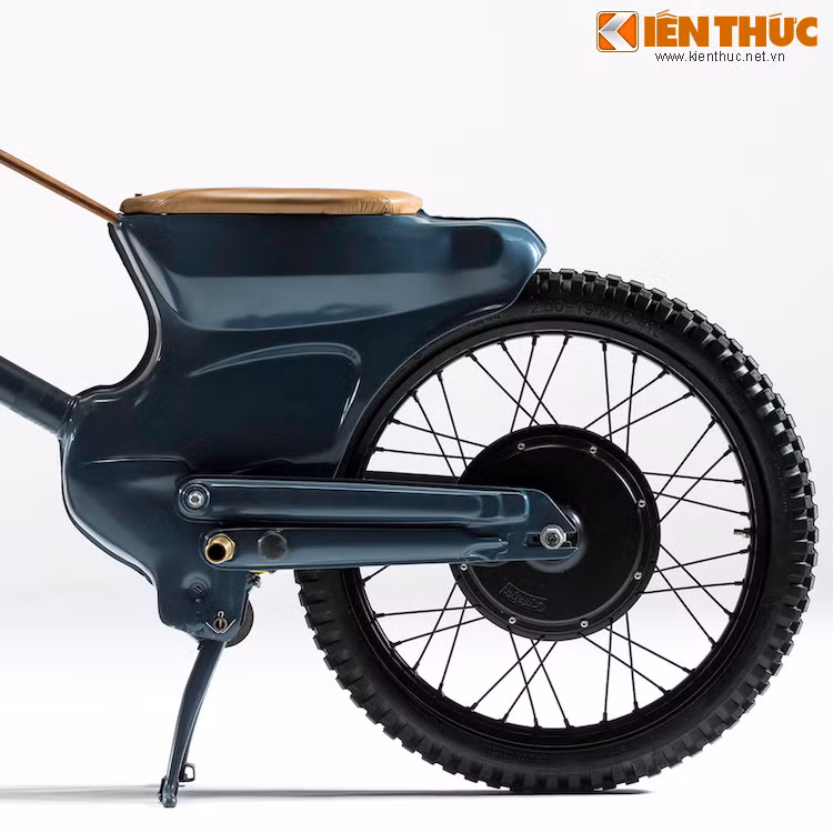 Động cơ điện được gắn ở moay-ơ sau với công suất 7 mã lực - tương đương với các xe 110 cc của Honda. Cung cấp năng lượng cho xe vận hành là khối pin 1.5 kWh LiFePO4 nằm dưới yên.