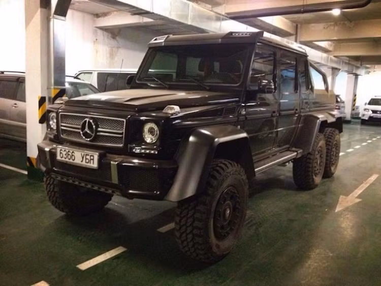 Siêu xe 6 bánh G63 AMG 6x6 cũng nhanh chóng được các đại gia Mông Cổ đặt hàng ngay sau khi Mercedes ra mắt.