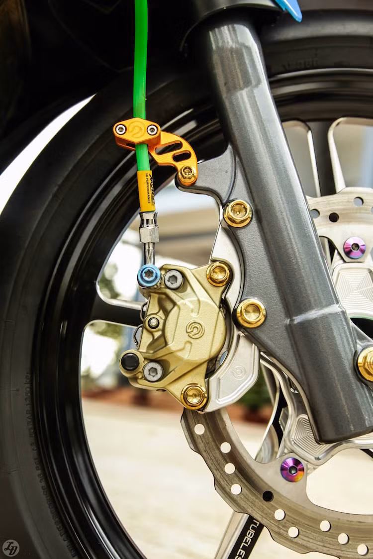 Một số món đồ chơi "lặt vặt" ở phần trước của xe bao gồm dây dầu Morin, heo Brembo 2 pis đối xứng kèm pát CNC, đĩa Galfer với lòng CNC...