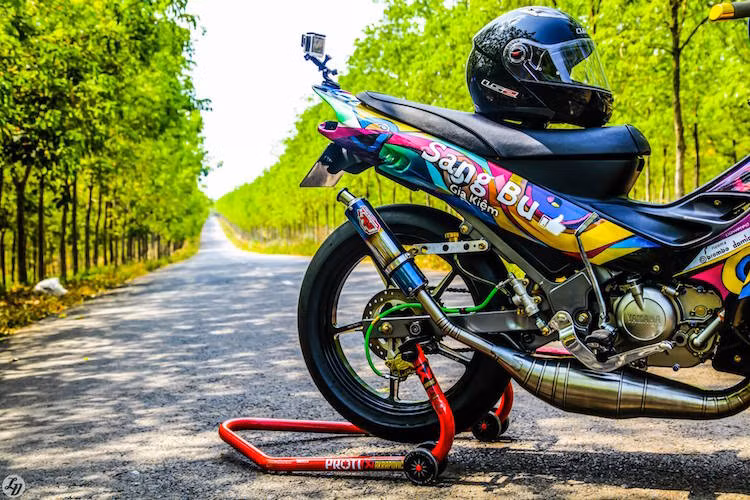 Tên của chủ xe được sơn trực tiếp lên sườn xe. Cây pô "bụng bầu" đặc trưng của những chiếc xe 2 kỳ độ máy đã thay thế cho pô zin theo xe.