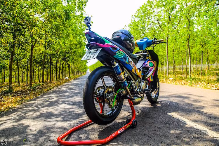 Thuộc sở hữu của chủ xe với biệt danh "Sang Bu", chiếc Z125 này đã được "độ hết bài" theo phong cách xe chạy sân của Malaysia, đồng thời được khoác lên mình dàn tem đấu được coi là tác phẩm đẹp nhất.