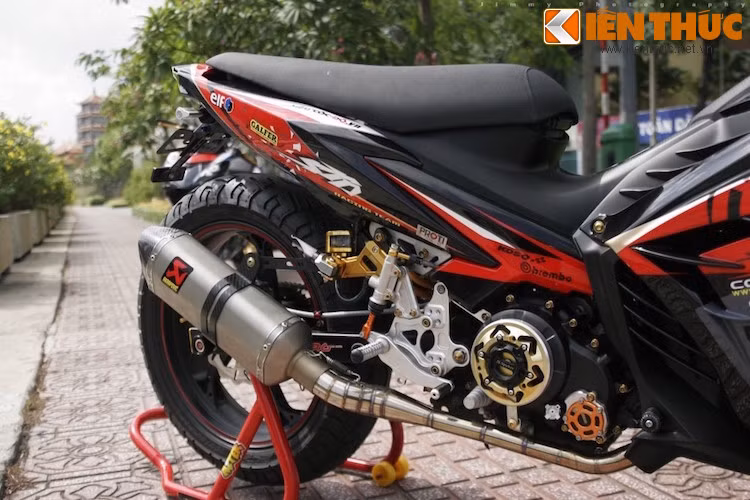 Ốp nồi cùng dàn số gảy kiểng và pô Akrapovic là những điểm nhấn đáng chú ý ở thân phải xe.