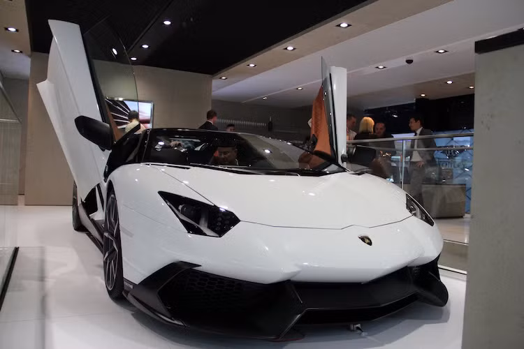 Chỉ có 150 chiếc Aventador LP720-4 50th Anniversario Roadster được chế tạo, trong đó đa số có màu vàng. Chính vì vậy, sự xuất hiện của một chiếc màu trắng đã gây bất ngờ cho dân chơi siêu xe trên thế giới.