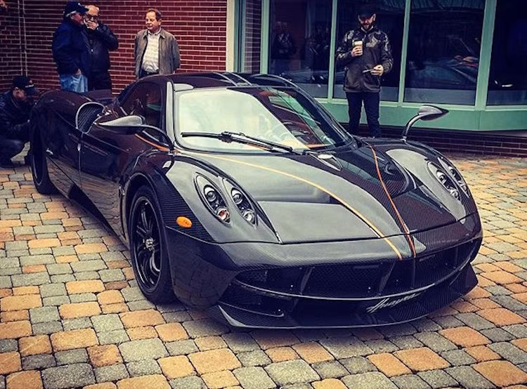 Siêu xe triệu đô của Pagani là Huayra, với động cơ V12 của Mercedes và lớp vỏ bằng sợi carbon cũng khiến nhiều khách thăm quan phải trầm trồ.