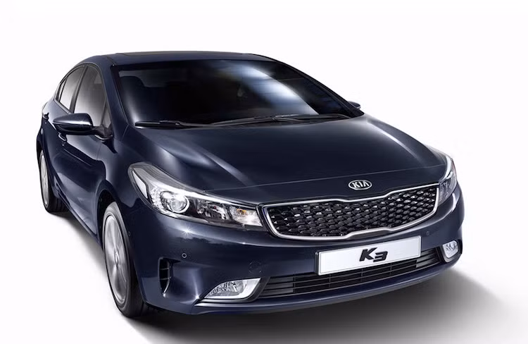 So với phiên bản hiện tại, Kia K3 2016 (hay Forte Sedan hoặc Cerato) sở hữu ngoại hình "sang" và hiện đại hơn nhờ có phần đầu với thiết kế mới, sở hữu cặp đèn pha HID kết hợp LED cùng lưới tản nhiệt "mũi hổ" phiên bản mới tương tự chiếc Sedona.