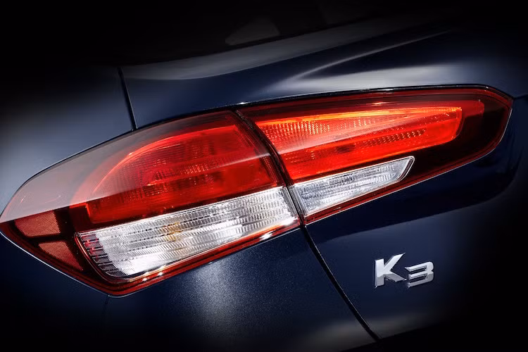 Vừa được ra mắt chính thức tại Hàn Quốc, Kia K3 2016 sẽ tiếp tục xuất hiện tại triển lãm Detroit 2016 vào tháng 1/2016 dưới tên gọi Forte Sedan. Nhiều khả năng trong mùa xuân 2016, THACO Kia sẽ đem mẫu xe này về với khách hàng Việt.