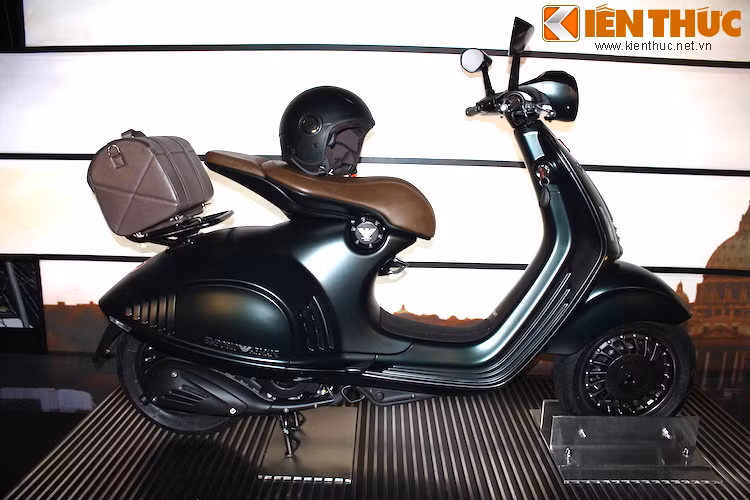 Thiết kế của Vespa 946 Emporio Armani dựa trên phiên bản Bellissima ra mắt năm ngoái, nhưng đã có thêm một số chi tiết mới mang đặc trưng của hãng thời trang "hàng hiệu" Giorgio Armani.
