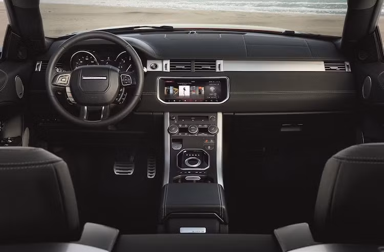 Ở bên trong nội thất, các chi tiết thiết kế của Evoque Convertible giống hệt như những bản Evoque khác.