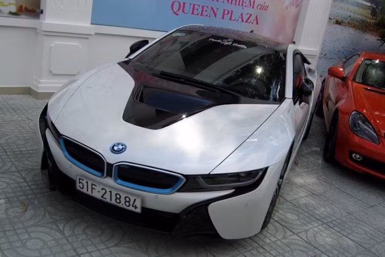 Vừa ra biển trắng, chiếc BMW i8 thứ 4 xuất hiện tại Việt Nam cũng góp mặt trong sự kiện.