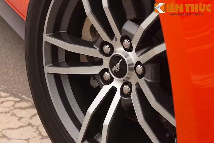 Chiếc Mustang vừa về Hà Nội có mâm 2 tông màu đen/nhôm đánh bóng, trong khi chiếc xe đầu tiên về Việt Nam có mâm đen hoàn toàn.