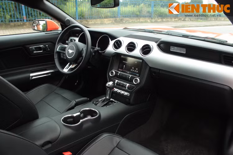 Bảng táp-lô của Ford Mustang Coupe một lần nữa lấy cảm hứng từ các đời Mustang cổ với thiết kế chia tách thành 2 phần rõ rệt.