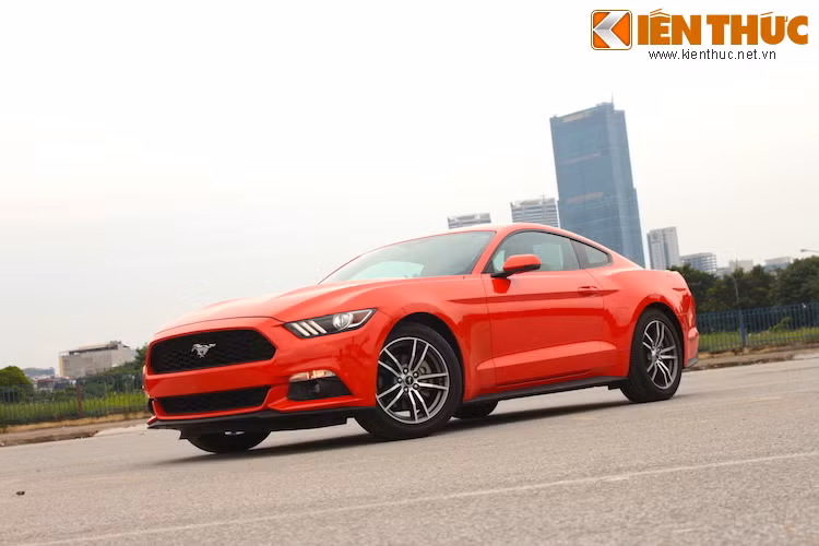 Chiếc xe thể thao Ford Mustang coupe 2015 vừa xuất hiện tại Hà Nội có màu cam, thuộc phiên bản sử dụng động cơ EcoBoost 2.3l. Đây không phải là chiếc Mustang coupe thế hệ mới đầu tiên về Việt Nam, nhưng lại là chiếc đầu tiên xuất hiện ở Hà Nội.