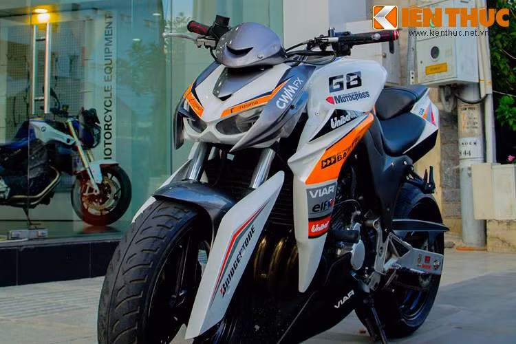 Toàn bộ body trên Hornet 250 đã được tạo hình theo mẫu naked bike rất chuộng tại Việt Nam Kawasaki Z1000.