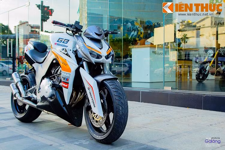 Nhiệm vụ của xưởng độ LeeAT lần này là tạo nên ngoại hình hoàn toàn mới cho Honda Hornet 250. Nếu so sánh giữa nguyên bản của Hornet 250 đời 1999 và thành phẩm thì đây là nhiệm vụ không dễ dàng chút nào.