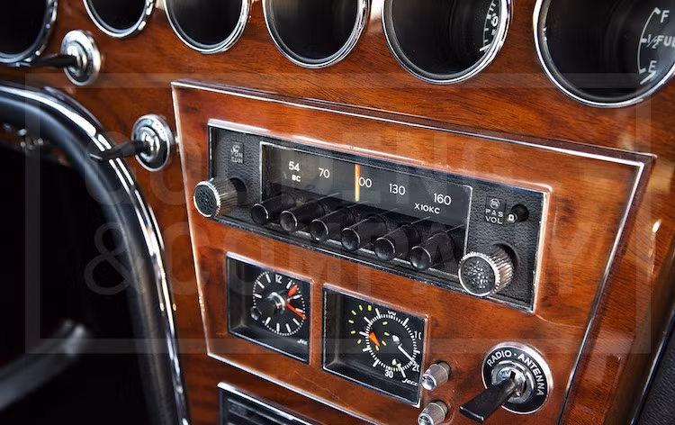 Không chỉ là một chiếc coupe GT sang trọng, Toyota 2000GT còn mang trên mình nhiều chi tiết kỹ thuật mà phải rất lâu sau mới được các hãng xe thể thao khác áp dụng, chẳng hạn như vi sai cầu sau giới hạn, phanh đĩa có trợ lực hay vỏ xe làm hoàn toàn từ nhôm.