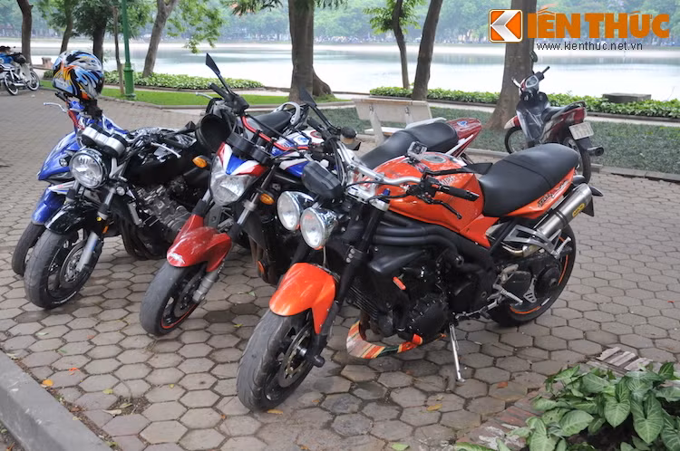 Triumph Speed Triple sánh vai bên cạnh các anh chàng xe Nhật.
