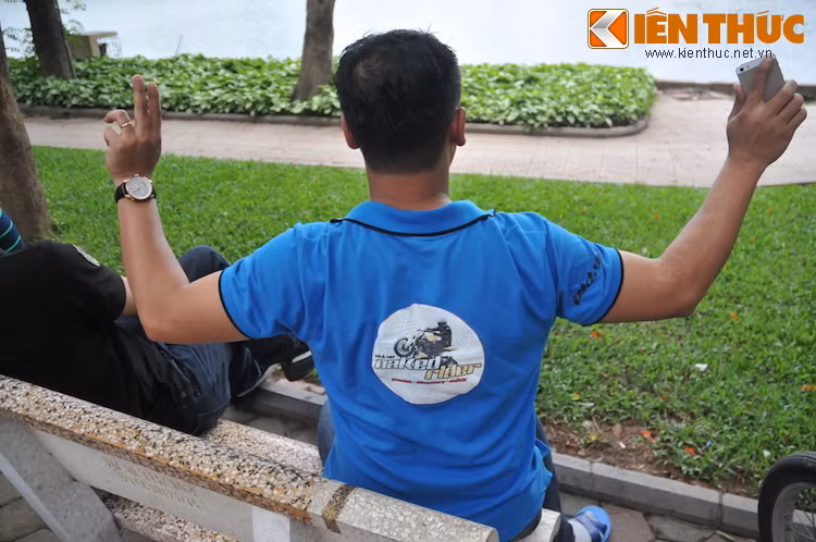 Một thành viên của Naked Rider tự hào khoe đồng phục "màu cờ sắc áo" của đội. Trong 4 năm hoạt động, Naked Rider đã tham gia tổ chức nhiều chương trình ý nghĩa cho xã hội.