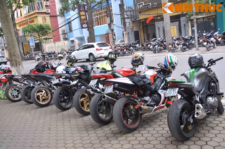 Dàn xe của các biker đã thu hút ánh nhìn của những người đi trên đường phố Hà Nội.