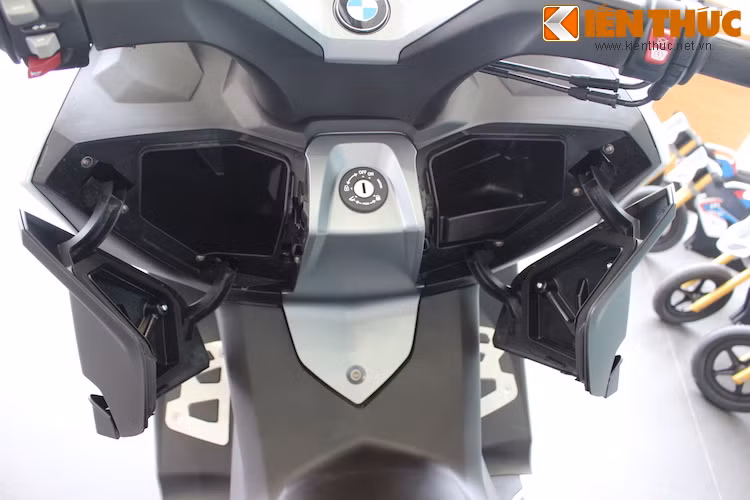 Sự tiện dụng của một mẫu maxi scooter được C600 Sport thể hiện qua hàng loạt các ngăn chứa đồ ở phía dưới tay lái.