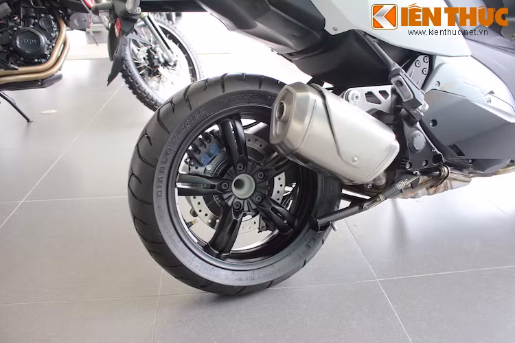 Bánh sau của xe có thiết kế 5 cánh kép nhưng khá góc cạnh và độc đáo với các đường gân khoẻ khoắn.