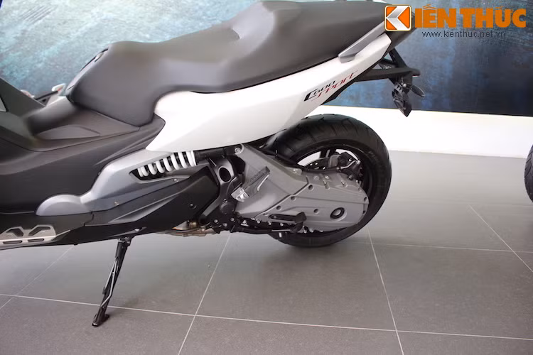 C600 Sport được trang bị động cơ y hệt C650 GT với 2 xi-lanh thẳng hàng DOHC, dung tích 647 cc, đạt công suất tối đa 60 mã lực và mô-men xoắn cực đại 66 Nm.
