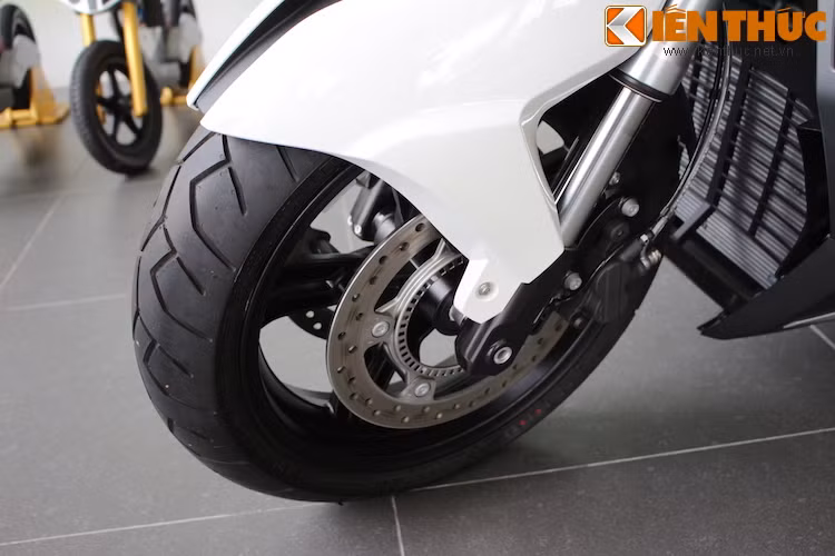 Xe được trang bị 2 phanh đĩa phía trước với heo 2 piston mỗi bên. Là một mẫu xe có nguồn gốc từ châu Âu, C600 Sport được trang bị sẵn hệ thống phanh ABS.