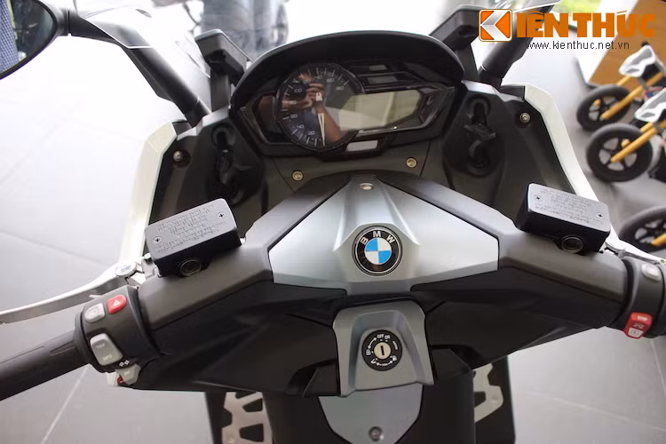 Cũng giống như C650 GT, C600 Sport có logo BMW đặt trên tay lái. Bảng đồng hồ của xe có thiết kế khá giống chiếc S1000RR của chính BMW, nhưng có đồng hồ tốc độ chạy cơ thay vì đồng hồ báo tua.