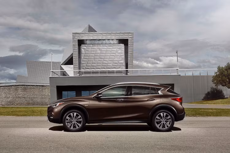 Về cơ bản, thân xe có kiểu dáng gần như giống y hệt so với mẫu xe compact Q30, đã từng được Infiniti ra mắt tại triển lãm Frankfurt vào tháng 9.