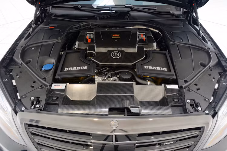 Đối với phiên bản Mercedes-Maybach S600, Brabus đã "biến" nó thành Rocket 900 6.3l V12.