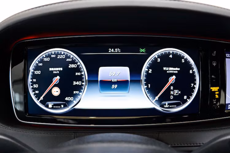 Hệ thống treo khí "siêu hiện đại" Magic Body Control của Mercedes vẫn được giữ lại, nhưng Brabus đã "hack" phần mềm điều khiển để khiến nó có thể hạ thấp hơn 2,5 cm nữa.