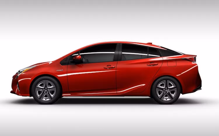 So với thế hệ trước, Prius thế hệ mới dài hơn 60 mm, rộng hơn 15 mm và cao hơn 20 mm.
