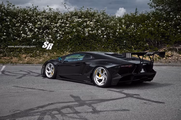Thậm chí nếu so sánh với phiên bản hiệu năng cao Aventador SV từ chính Lamborghini, chiếc xe độ này trông còn "chiến" và giống xe đua hơn.