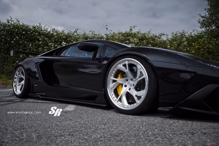 Bên cạnh bộ widebody, chiếc Aventador còn được trang bị bộ mâm PUR Wheels đẳng cấp, với kích thước lên tới 20 inch ở phía trước và 21 inch ở phía sau.