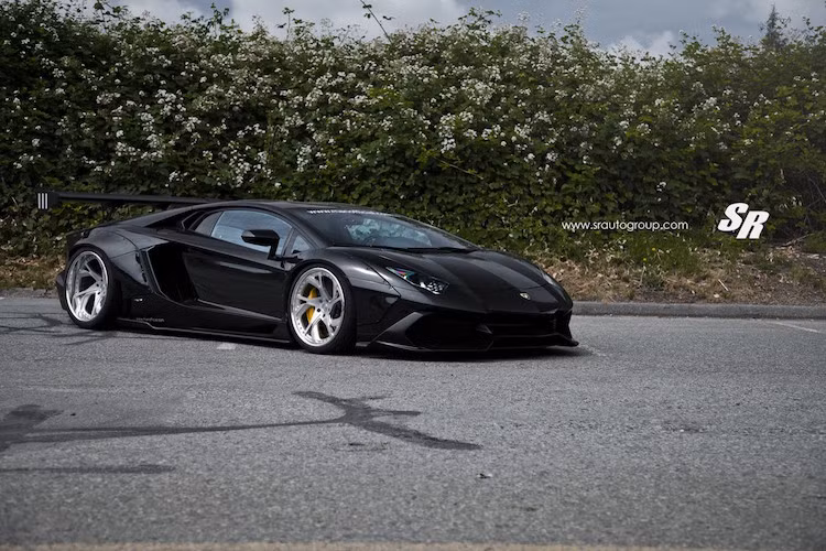 Với hàng loạt những phụ kiện đẳng cấp, chiếc Aventador của SR Auto đã có một ngoại hình cực kỳ "dữ dằn".